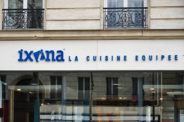 Paris, Fransa-Mart 18, 2019: ıxina mutfak Danışmanı mağaza