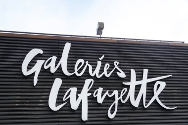 Paris, Fransa-Mart 18, 2019: Galeries Lafayette, bir upmarket Fransız mağaza zinciri Signage