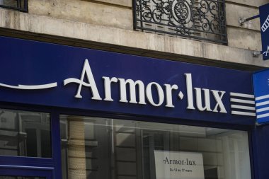 Paris, Fransa-Mart 18, 2019: Armor Lux tabela. Fransız denizcilik geleneğinden ilham alarak, Bonneterie d 'Armor, SAS deniz esinlenerek giysileri ile ünlü bir Fransız moda markası
