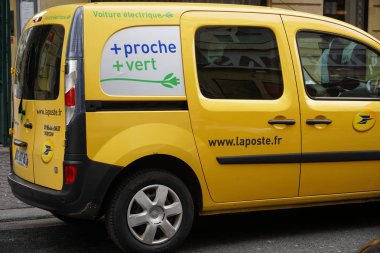Paris, Fransa-Mart 18, 2019: La Poste sarı Van. La Poste Fransa 'da bir posta servisi şirketidir. Fransız hükümeti 2010 yılında hisse senetleri ile sınırlı bir kamu şirketi içine dönüştürülmüş