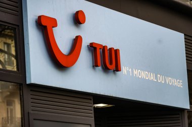 Paris, Fransa-Mart 18, 2019: Tui grup işareti. Çok uluslu seyahat ve turizm şirketi, dünyanın en büyük eğlence, seyahat ve turizm şirketi ve seyahat acenteleri, oteller, havayolları sahibi