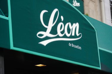 Paris, Fransa-Mart 18, 2019: Lon de Bruxelles, öncelikle Moules-Frites hizmet için bilinen bir restoran zinciri dış ve Belçika mutfağı ilham menü hizmet için