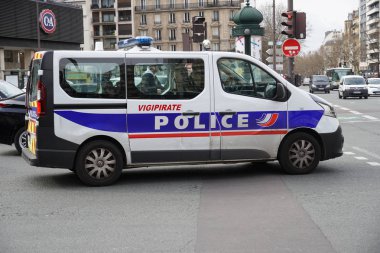 Paris, Fransa-Mart 18, 2019: Vigipirate polis minibüsü. Vigipirate Fransa 'nın ulusal güvenlik uyarısı sistemidir