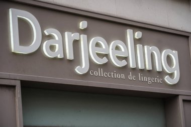 Paris, Fransa - 18 Mart 2019: Darjeeling collection de lingerie store tabelası. Chantelle Grubu iştiraki ve Delta Lingerie tarafından işletilen, Darjeeling gündüz, gece iç çamaşırı koleksiyonları sunuyor
