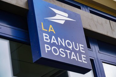 Paris, Fransa - 18 Mart 2019: La Banque Postale tabelası. La Banque postale, 1 Ocak 2006 tarihinde la Poste'un bir yan kuruluşu olarak kurulan bir Fransız bankasıdır.