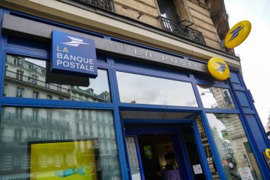 Paris, Fransa - 18 Mart 2019: La Banque Postale tabelası. La Banque postale, 1 Ocak 2006 tarihinde la Poste'un bir yan kuruluşu olarak kurulan bir Fransız bankasıdır.