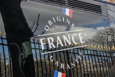 Paris, Fransa - 19 Mart 2019: Origine France Garantie etiketi, 2011 yılında tüketicilere menşeinin açık ve objektif bir göstergesi olarak bir ürünün izlenebilirliğini garanti etmek için oluşturulan ticari marka
