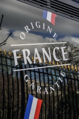 Paris, Fransa - 19 Mart 2019: Origine France Garantie etiketi, 2011 yılında tüketicilere menşeinin açık ve objektif bir göstergesi olarak bir ürünün izlenebilirliğini garanti etmek için oluşturulan ticari marka