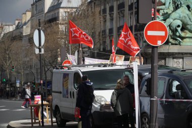 Paris, Fransa - 19 Mart 2019: Pcf van, bayraklar ve aday Ian Brossat'ı tanıtan afiş. Fransız Komünist Partisi (Fransızca: Parti communiste franais, Pcf) Fransa'da komünist bir partidir.