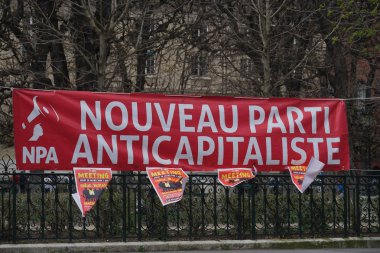 Paris, Fransa - 19 Mart 2019: Fransız Yeni Antikapitalist Partisi'nin kırmızı bayrağı (Nouveau Parti antikapitaliste, Npa)