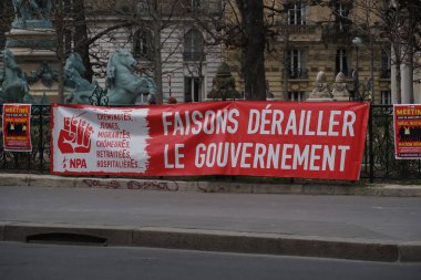 Paris, Fransa - 19 Mart 2019: Fransız Yeni Antikapitalist Partisi'nin (Nouveau Parti antikapitalist, Npa) kırmızı bayrağı 