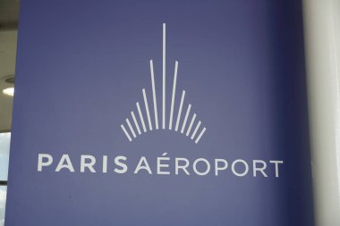 Paris, Fransa-Mart 19, 2019: Paris Aroport logosu (Paris Havalimanları), Le-de-France (Paris) alanında on dört sivil havaalanları ve havayolu sahibi ve yöneten Havaalanı yetkilisi