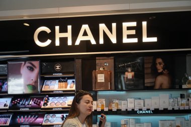 Paris, Fransa-Mart 19, 2019: Chanel mağaza iç. Chanel S.A. bir Fransız, özel olarak düzenlenen bir şirket