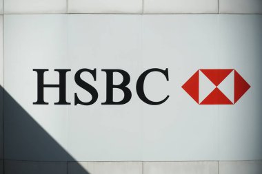 Paris, Fransa-Mart 19, 2019: HSBC bir şube dışında imzalayın. İngiliz merkezli çok uluslu bankacılık ve finans hizmetleri şirketi merkezi Londra 'da, dünyanın en büyük dördüncü Bankası