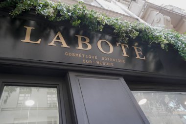 Paris, Fransa - 16 Mart 2019: Labot güzellik ve kişisel bakım salonu