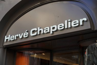 Paris, Fransa - 16 Mart 2019: Herv Chapelier mağazası. Herv Chapelier çanta konusunda uzmanlaşmış Paris merkezli bir Fransız moda aksesuarları şirketidir