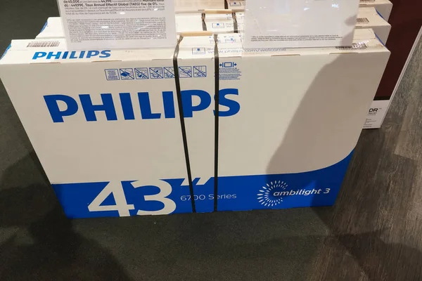 París Francia Marzo 2019 Philips 43Pus6703 Pulgadas Con Ambilight Caras — Foto de Stock