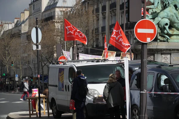 París Francia Marzo 2019 Furgoneta Pcf Banderas Póster Promocionando Candidato — Foto de Stock