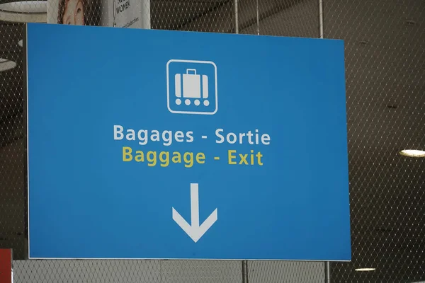 Señalización Bilingüe Bolsas Francesas Salida Equipaje Inglés Salida — Foto de Stock