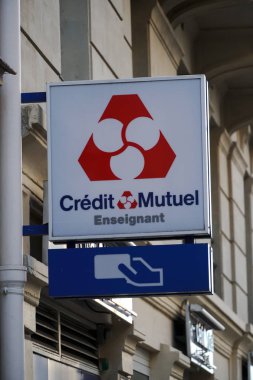 Paris, Fransa - 16 Mart 2019: Crdit Mutuel banka şubesi, Fransız bir Kooperatif Bankası. Onun sloganı 