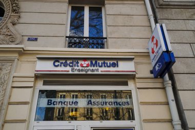 Paris, Fransa - 16 Mart 2019: Crdit Mutuel banka şubesi, Fransız bir Kooperatif Bankası. Onun sloganı 