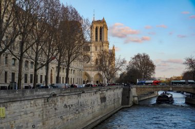 Paris, Fransa - 16 Mart 2019: panoramik Paris ve Notre-Dame Katedrali. Ile de la CIT dördüncü canlı üzerinde bir ortaçağ Katolik Katedrali Notre-Dame de Paris değil