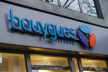 Paris, Fransa - 16 Mart 2019: İşareti Bouygues Telecom, Fransız cep telefonu, Internet servis sağlayıcısı ve IPTV şirket, Bouygues grubun parçası. Merkez Arquitectonica tarafından tasarlanmıştır
