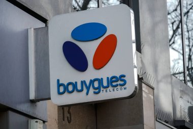 Paris, Fransa - 16 Mart 2019: İşareti Bouygues Telecom, Fransız cep telefonu, Internet servis sağlayıcısı ve IPTV şirket, Bouygues grubun parçası. Merkez Arquitectonica tarafından tasarlanmıştır