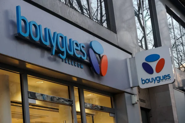 Paris, Fransa - 16 Mart 2019: İşareti Bouygues Telecom, Fransız cep telefonu, Internet servis sağlayıcısı ve IPTV şirket, Bouygues grubun parçası. Merkez Arquitectonica tarafından tasarlanmıştır