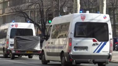 Paris, Fransa-Mart 18, 2019: Vigipirate polis minibüsler. Vigipirate Fransa 'nın ulusal güvenlik uyarısı sistemidir