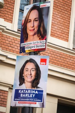 Berlin, Almanya - 14 Nisan 2019: Cdu Hıristiyan Demokrat Birliği ve Spd Sosyal Demokrat Partisi'nin seçim kampanyası afişleri, Mayıs ayında yapılacak Avrupa Parlamentosu seçimleri için Alman siyasi partileri