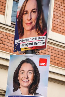 Berlin, Almanya - 14 Nisan 2019: Cdu Hıristiyan Demokrat Birliği ve Spd Sosyal Demokrat Partisi'nin seçim kampanyası afişleri, Mayıs ayında yapılacak Avrupa Parlamentosu seçimleri için Alman siyasi partileri