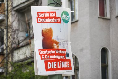 Berlin, Almanya - 14 Nisan 2019: Avrupa parlamento seçimleri için Alman siyasi partisi Die Linke'nin (Sol Parti) seçim kampanyası afişi