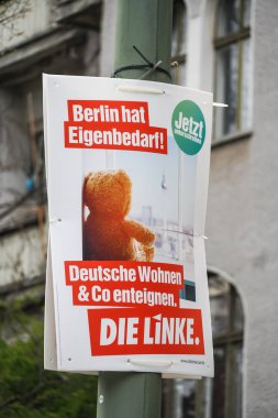 Berlin, Almanya - 14 Nisan 2019: Avrupa parlamento seçimleri için Alman siyasi partisi Die Linke'nin (Sol Parti) seçim kampanyası afişi