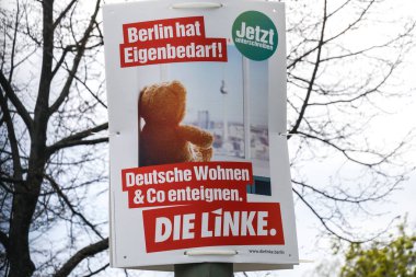 Berlin, Almanya - 14 Nisan 2019: Avrupa parlamento seçimleri için Alman siyasi partisi Die Linke'nin (Sol Parti) seçim kampanyası afişi
