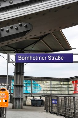 Berlin, Almanya - 14 Nisan 2019: Berlin Bornholmer Strasse S-Bahn istasyonu tabelası, Prenzlauer Berg bölgesinde bir tren istasyonu 