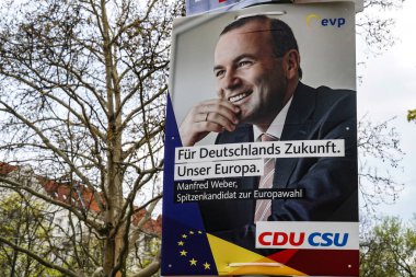 Berlin, Almanya - 14 Nisan 2019: Bavyera'da Cdu Hıristiyan Demokrat Birliği ve Csu Hıristiyan Sosyal Birliği'nin seçim kampanyası afişi, aday Manfred Weber'i destekleyen siyasi partiler