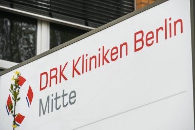 Berlin, Almanya - 14 Nisan 2019: DRK Kliniken Berlin Mitte 'nin imzası. DRK Kliniken Berlin, dört hastane, bir bakımevi ve bir bakımevinden oluşan bir dernektir.