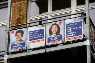 Berlin, Almanya - 14 Nisan 2019: Avrupa Parlamentosu seçimleri için Katarina Barley ve Gaby Bischoff adaylarını destekleyen Alman siyasi partisi Spd Sosyal Demokrat Partisi'nin seçim kampanyası afişleri