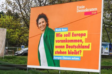 Berlin, Almanya - 14 Nisan 2019: Mayıs ayında yapılacak Avrupa Parlamentosu seçimleri için aday Nicola Beer'i tanıtan Hür Demokrat Parti'nin (Fdp) seçim kampanyası afişi