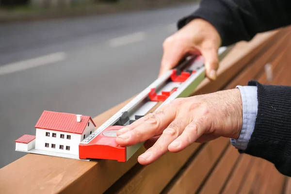 Nieuw Huis Project Schaalmodel Meten Met Een Tubulaire Waterpas — Stockfoto