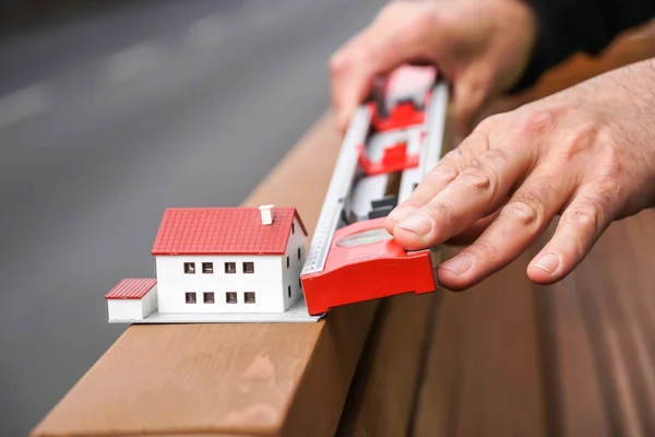 Nieuw Huis Project Schaalmodel Meten Met Een Tubulaire Waterpas — Stockfoto