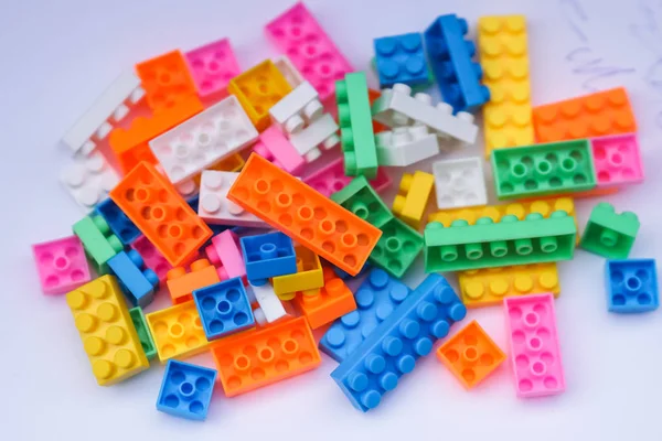 Multicolorido Blocos Construção Plástico Tijolos Brinquedo Sobre Fundo Branco — Fotografia de Stock