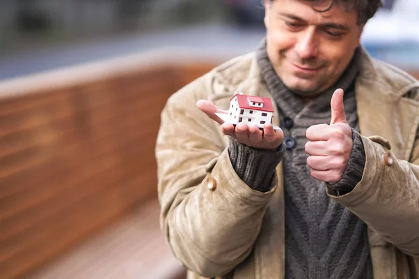 Leende Man Håller Modell Hus Och Göra Gesten Tummen Upp — Stockfoto