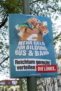 Berlin, Almanya - 14 Nisan 2019: Avrupa parlamento seçimleri için Alman siyasi partisi Die Linke'nin (Sol Parti) seçim kampanyası afişi