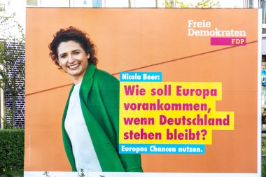 Berlin, Almanya - 17 Nisan 2019: Mayıs ayında yapılacak Avrupa Parlamentosu seçimleri için aday Nicola Beer'i tanıtan Hür Demokrat Parti'nin (Fdp) seçim kampanyası afişi