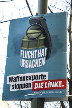 Berlin, Almanya - 14 Nisan 2019: Avrupa parlamento seçimleri için Alman siyasi partisi Die Linke'nin (Sol Parti) seçim kampanyası afişi
