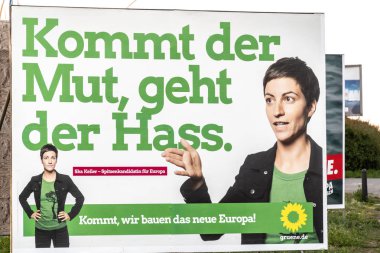 Berlin, Almanya - 17 Nisan 2019: Avrupa Parlamentosu seçimleri için aday Ska Keller'ı destekleyen Yeşiller Alman siyasi partisinin siyasi kampanya afişi