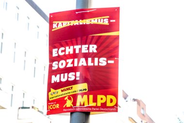 Berlin, Almanya - 18 Nisan 2019: Alman siyasi partisi Mlpd Marxistisch-Leninistische Partei Deutschlands'ın siyasi kampanya posteri (Marksistleninist Almanya Partisi)