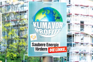 Berlin, Almanya - 14 Nisan 2019: Avrupa parlamento seçimleri için Alman siyasi partisi Die Linke'nin (Sol Parti) seçim kampanyası afişi
